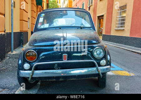 Genua (Genova), Italien - 30. Juni 2019: Blue classic car Fiat 600 in der alten Straße in Genua. Ansicht von vorn Stockfoto