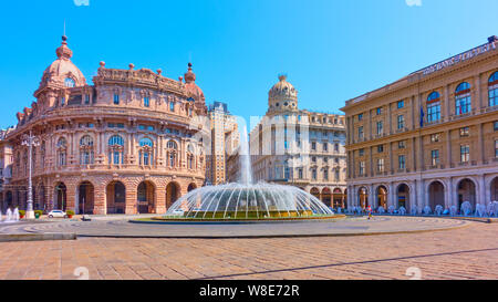 Genua (Genova), Italien - 30. Juni 2019: Panoramablick auf De Ferrari in Genua, Stadt Hauptplatz, mit dem Brunnen Stockfoto