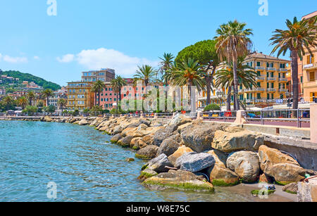 Rapallo, Italien - 1. Juli 2019: Waterfront in Rapallo an sonnigen Sommertagen, Ligurien Stockfoto