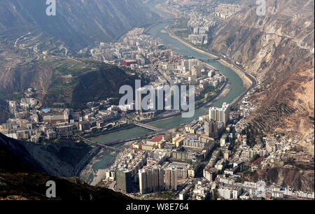 ------ Luftbild der wiederaufgebauten Stadt Weizhou betroffen vom 12. Mai Sichuan Erdbeben in Wenchuan Grafschaft, aba Tibetischen und Qiang autonome Präfekt Stockfoto