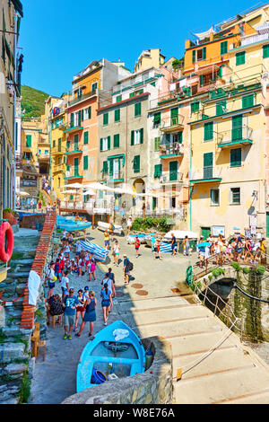 Riomaggiore, La Spezia, Italien - Juli 2, 2019: Alte Küstenstraße in Riomaggiore mit Wandern Leute, Cinque Terre Stockfoto