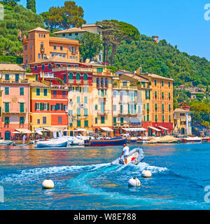 Portofino, Italien - 1. Juli 2019: Vew von Portofino - Famous Resort an der italienischen Riviera in Ligurien Stockfoto