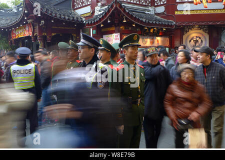 Chinesischen Polizei und paramilitärischen Polizisten stand Guard als Touristen Menge Yu Garten, oder Yuyuan Garten, während das chinesische Mondjahr holida Stockfoto