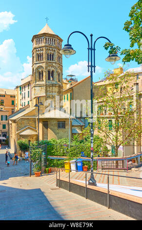 Genua, Italien - Juli 4, 2019: Alte Straße und San Donato Kirche auf sonnigen Sommertag in Genua Stockfoto