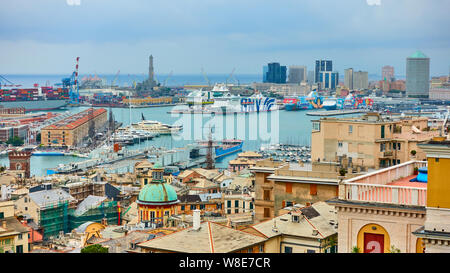 Genua (Genova), Italien - 7. Juli 2019: Panoramablick auf den Hafen von Genua mit Kreuzfahrtschiffe, Yachten und Boote Stockfoto