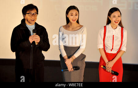 (Von links) Hong Kong Kung Fu superstar Jackie Chan, Chinesischen Schauspielerinnen Lin Peng Wang Ruoxin eine Pressekonferenz für ihren neuen Film 'Dragon B teilnehmen Stockfoto