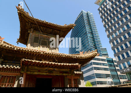 Altes und Neues in Ulaanbaatar, Mongolei. Stockfoto