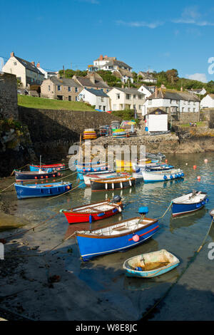 Bunte Fischerboote im Coverack Hafen. Coverack, helton, Cornwall, England Stockfoto