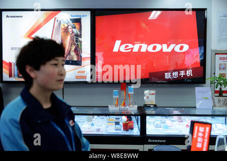 ---- Ein chinesischer Mitarbeiter ist an der Theke der Lenovo an einem Haus gerät in Qingdao Stadt gesehen, der ostchinesischen Provinz Shandong, 13. März 2015. Stockfoto