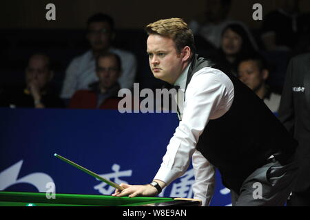 Shaun Murphy von England hält einen Schuß gegen Peter Ebdon in England während der ersten Runde der 2015 World Snooker Shanghai Meister in der S Stockfoto