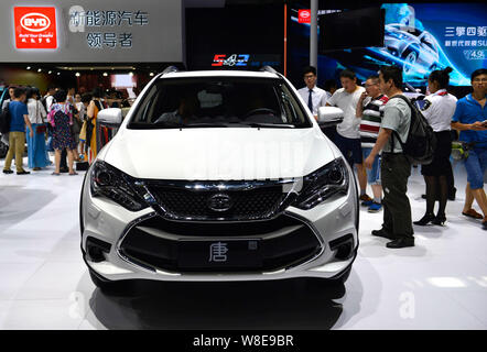 ---- Besucher Blick an oder probieren Sie einen BYD Tang Plug-in-Hybrid-SUV bei einem Auto Show in Shenzhen, der südchinesischen Provinz Guangdong, 6. Juni 2015. Stockfoto