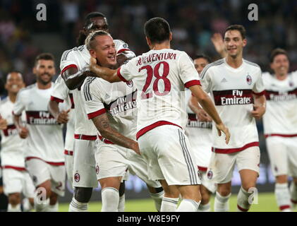 Philippe Mexes von AC Mailand, Links, feiert mit den Mitgliedern des Teams, nachdem er ein Ziel gegen Inter Mailand in einem Fußballspiel während der 2015 Internationa Stockfoto