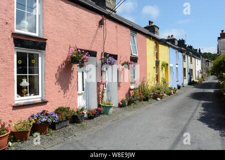 Eine Reihe von bunten Reihenhäuser im kleinen Küstenort Aberarth Ceredigion Wales Cymru GROSSBRITANNIEN Stockfoto