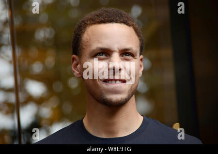 NBA-Star Stephen Curry nimmt an der Eröffnung des Flagship Store von Sportswear Marke unter Rüstung in Shanghai, China, 8. September 2015. Stockfoto