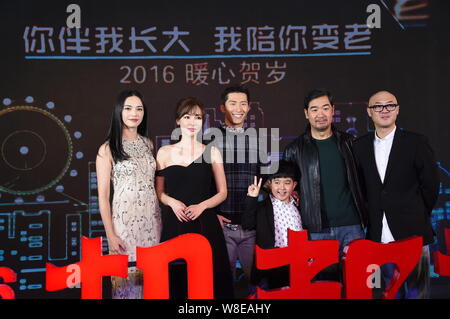 (Von links) chinesischen Schauspielerinnen Yao Chen und Ihr Yiyun, Schauspieler Dou Xiao und Wang Shaoyong, Schauspieler und Regisseur Zhang Guoli und Regisseur Zhang Meng teilnehmen Stockfoto