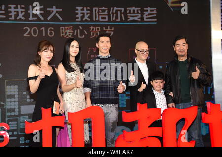 (Von links) chinesischen Schauspielerinnen Ihr Yiyun und Yao Chen, Schauspieler Dou Xiao, Regisseur Zhang Meng, Kind Schauspieler Wang Shaoyong, Schauspieler und Regisseur Zhang Guoli an Stockfoto