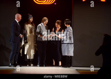 Englisch Modedesigner und Prominente Victoria Beckham, zweite rechts, besucht die Womenswear Final Event der Internationalen Woolmark Preis 2014/201 Stockfoto