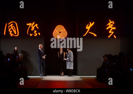 Englisch Modedesigner und Prominente Victoria Beckham, zweite rechts, besucht die Womenswear Final Event der Internationalen Woolmark Preis 2014/201 Stockfoto