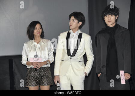(Von links) der chinesische Regisseur und Schauspielerin Xu Jinglei, chinesische Schauspieler Wu Yifan und Chinesische Schauspieler Zhang Chao besuchen eine Premiere für ihren neuen Film omewh Stockfoto