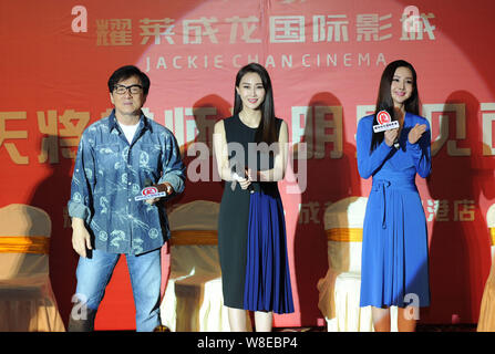 (Von links) Hong Kong Kung Fu superstar Jackie Chan, Chinesischen Schauspielerinnen Lin Peng Wang Ruoxin ein Fan Meeting für ihren neuen Film 'Dragon Blade' teilnehmen Stockfoto