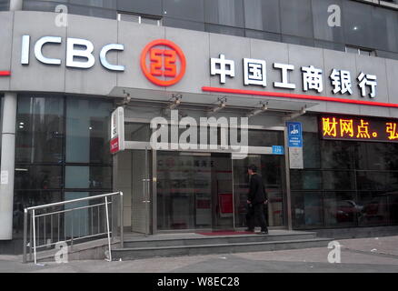---- Ein Kunde geht auf eine Filiale der ICBC (Industrielle und kommerzielle Bank von China) in Rizhao Stadt, im Osten der Provinz Shandong, China 27. April 2. Stockfoto