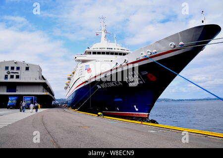 MV Boudicca ist ein mittelgroßes Schiff opperated bt die Fed Olsen Cruises. Der Liner wird dargestellt, während einer Kreuzfahrt in die norwegischen Fjorde. Stockfoto