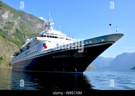 MV Boudicca ist ein mittelgroßes Schiff opperated bt die Fed Olsen Cruises. Der Liner wird dargestellt, während einer Kreuzfahrt in die norwegischen Fjorde. Stockfoto