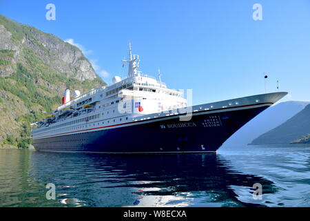 MV Boudicca ist ein mittelgroßes Schiff opperated bt die Fed Olsen Cruises. Der Liner wird dargestellt, während einer Kreuzfahrt in die norwegischen Fjorde. Stockfoto