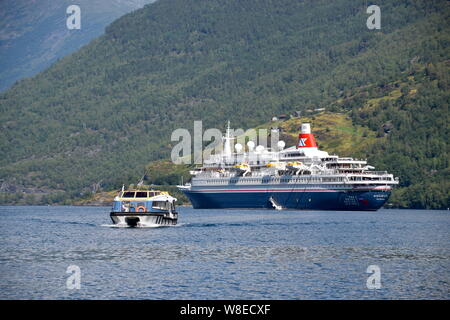 MV Boudicca ist ein mittelgroßes Schiff opperated bt die Fed Olsen Cruises. Der Liner wird dargestellt, während einer Kreuzfahrt in die norwegischen Fjorde. Stockfoto