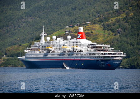 MV Boudicca ist ein mittelgroßes Schiff opperated bt die Fed Olsen Cruises. Der Liner wird dargestellt, während einer Kreuzfahrt in die norwegischen Fjorde. Stockfoto