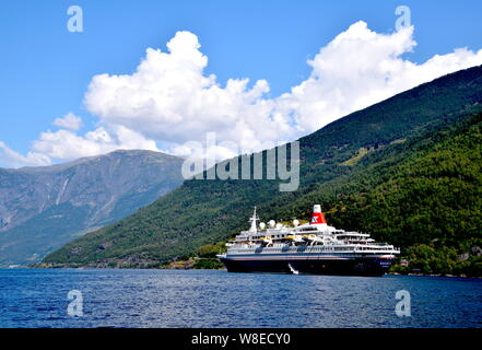 MV Boudicca ist ein mittelgroßes Schiff opperated bt die Fed Olsen Cruises. Der Liner wird dargestellt, während einer Kreuzfahrt in die norwegischen Fjorde. Stockfoto