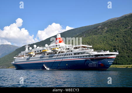 MV Boudicca ist ein mittelgroßes Schiff opperated bt die Fed Olsen Cruises. Der Liner wird dargestellt, während einer Kreuzfahrt in die norwegischen Fjorde. Stockfoto