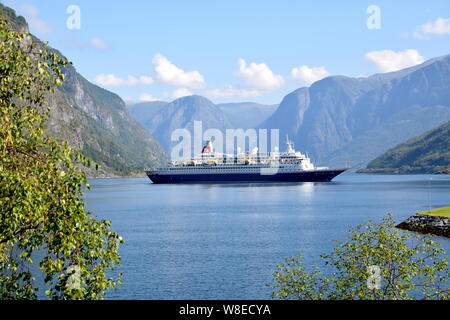 MV Boudicca ist ein mittelgroßes Schiff opperated bt die Fed Olsen Cruises. Der Liner wird dargestellt, während einer Kreuzfahrt in die norwegischen Fjorde. Stockfoto