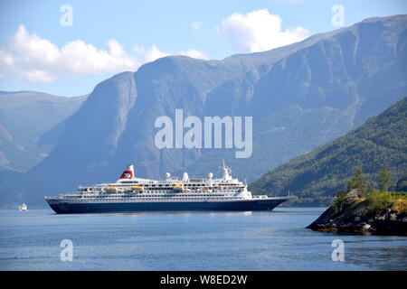 MV Boudicca ist ein mittelgroßes Schiff opperated bt die Fed Olsen Cruises. Der Liner wird dargestellt, während einer Kreuzfahrt in die norwegischen Fjorde. Stockfoto