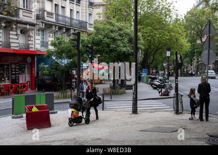 Mutter und Kind in Montmartre, Paris ist diese Straße gerade weg von den Sehenswürdigkeiten und zeigt das Leben in einem authentischen Teil von Paris. Stockfoto