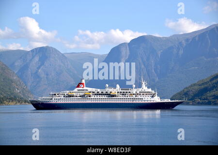 MV Boudicca ist ein mittelgroßes Schiff opperated bt die Fed Olsen Cruises. Der Liner wird dargestellt, während einer Kreuzfahrt in die norwegischen Fjorde. Stockfoto