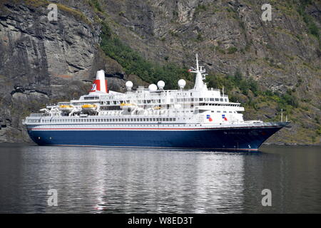 MV Boudicca, eine mittelgroße Luxus Kreuzfahrtschiff von Fred Olsen Cruise Ship Line betrieben, dargestellt während einer Kreuzfahrt in die norwegischen Fjorde. Stockfoto