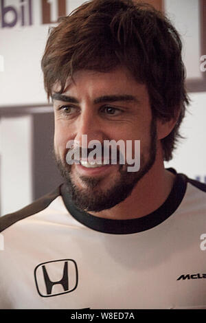 Spanisch F1-Pilot Fernando Alonso McLaren Honda lächelt ein Fan Meeting Event in Shanghai, China, 8. April 2015. Stockfoto