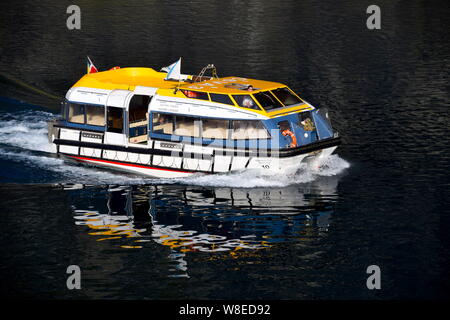 MV Boudicca, eine mittelgroße Luxus Kreuzfahrtschiff von Fred Olsen Cruise Ship Line betrieben, dargestellt während einer Kreuzfahrt in die norwegischen Fjorde. Stockfoto