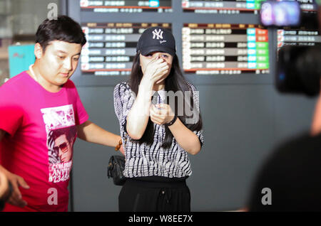 Chinesische Schauspielerin Ge Tian, ex - Frau des pensionierten Chinesischen Hürdenspringer Liu Xiang, Mitte, Schreie, als sie an der Klemme der Beijing Capital Inte interviewt wird Stockfoto