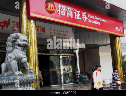 ---- Blick auf eine Filiale der China Merchants Wertpapiere (CMS) in Kunshan City, Central China Provinz Hubei, 9. März 2013. China Merchants Securit Stockfoto