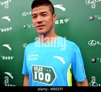 Chinas erste Internationale ultra-Marathon Meister Chen Penbin stellt während der Zeremonie die Herausforderung Der läuft 100 Marathons in 100 Folgen zu starten Stockfoto