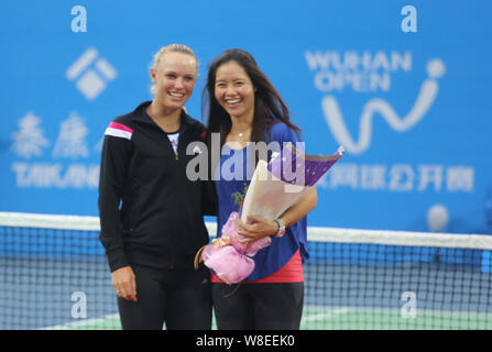 ------ Rentner chinesischen Tennis star Li Na, Recht, Haltungen mit dänische Tennisspielerin Caroline Wozniacki während einer kurzen Ruhestand Zeremonie, während die 201 Stockfoto