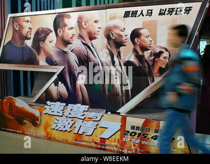 ---- Eine Chinesische filmgoer Spaziergänge Vergangenheit ein Poster für den Film "Wild 7" in einem Kino in Yichang, Provinz Hubei, China 20. April 2015. Stockfoto