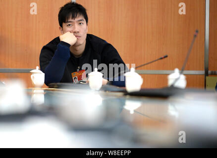 ---- Chinese star Hürdenspringer Liu Xiang wartet auf einem Panel Diskussion während der dritten Sitzung der 12 nationalen Komitees der PKKCV (Chinesisch Peo Stockfoto