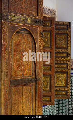 Marokko, Marrakesch. Historische Arabesque hand - blumig Fenster Panels in den Bahia Palast, einem beliebten touristischen Symbol gemalt. UNESCO-Weltkulturerbe. Stockfoto