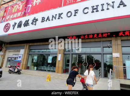 ------ Kunden auf dem Weg zu einer Niederlassung der Bank of China (BOC) in Kunshan City Walk, der Provinz Hubei in Zentralchina, 14. Juli 2015. Manchmal ist es der ORKB Stockfoto