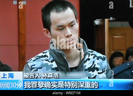 In diesem TV-Greifer von CCTV (China Central Television), Lin Senhao, die postgraduale Studenten der Fudan University Medical School, der seine r vergiftet genommen Stockfoto