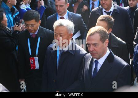 Der russische Ministerpräsident Dimitri Medwedew, rechts, und Jin Liqun, Zentrum, gewählter Präsident der Asiatischen Infrastructure Investment Bank, verlassen nach attendi Stockfoto