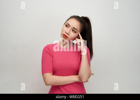 Portrait of woman holding Finger auf Tempel suchen In frustriert schauen, etwas wichtig, daran zu erinnern. Stockfoto